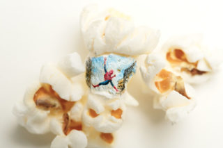 Muž maluje miniatury na&nbsp;popcorn. Obrazy jsou inspirovány jeho oblíbenými filmy