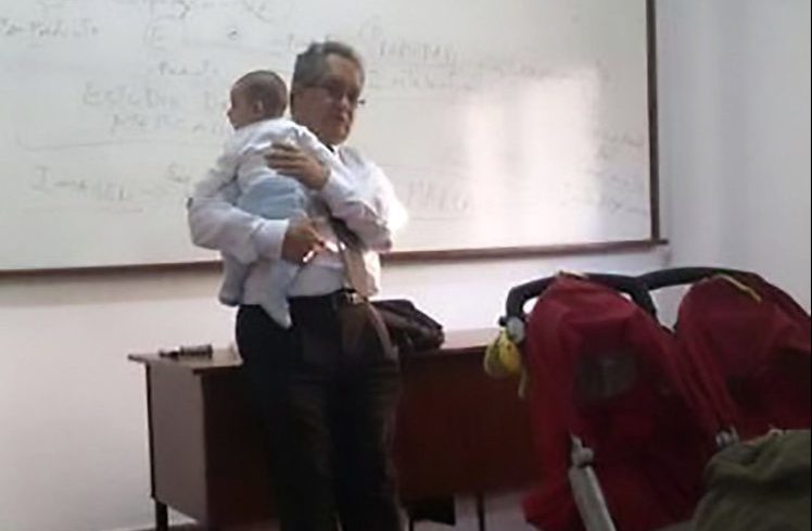 Studentce plakalo při&nbsp;přednášce dítě, profesor zaskočil za chůvu