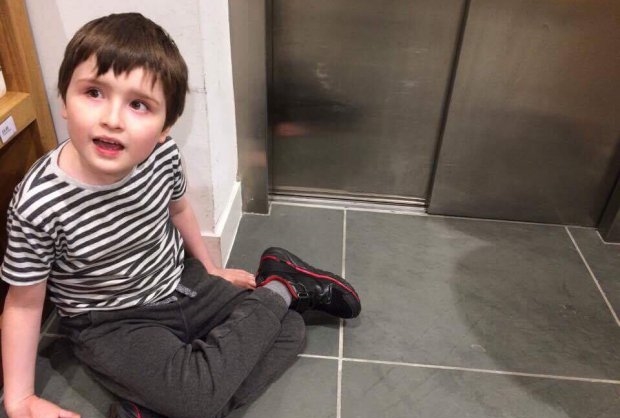 Autistický chlapec (9) miluje výtahy, má jen jedno vánoční přání. Splnit ho můžete i&nbsp;vy!