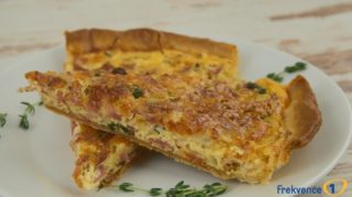 Chuťovky Frekvence 1: Báječný recept na&nbsp;quiche se slaninou, cibulí a&nbsp;tymiánem
