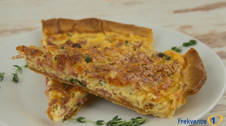 Chuťovky Frekvence 1: Báječný recept na quiche se slaninou, cibulí a tymiánem