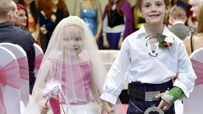 Pětiletá dívka umírající na rakovinu si přála svatbu jako z pohádky. Rodiče jí přání splnili