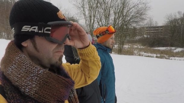 Ráno Frekvence 1 na&nbsp;svahu. Podívejte se, jak to moderátorům šlo na&nbsp;sáňkách