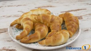 Recept na&nbsp;křupavé rohlíky. Jsou tak dobré, že vám doma ani nestačí vychladnout!