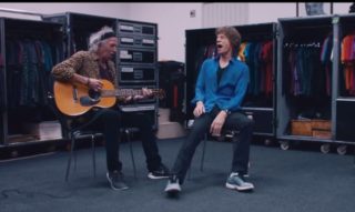 VIDEO: Kluci z&nbsp;Rolling Stones si zahráli v&nbsp;šatně! Keith Richards a&nbsp;Mick Jagger pořád válí