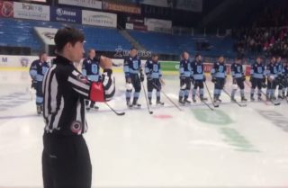 Není zpěvačka? Není problém! Hymnu na&nbsp;zápase odzpíval sám rozhodčí. VIDEO