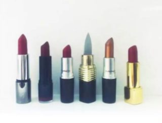 Vražedný odstín! Firma čelí kritice za propagaci nožíků v&nbsp;rtěnce