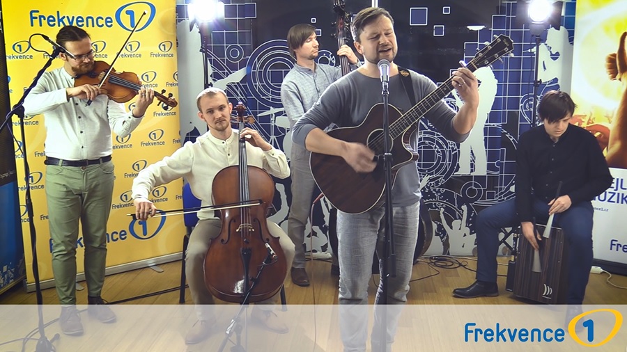 VIDEO: Skupina Vlny zazpívala ve studiu Frekvence 1 legendární Šípkovou Růženku