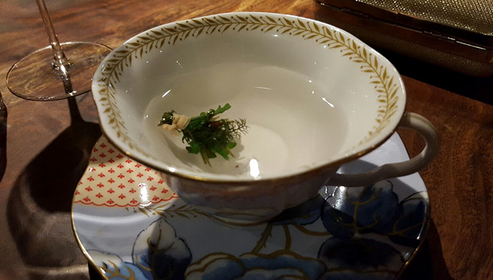 Žena si v&nbsp;luxusní restauraci objednala večeři za 13 tisíc. Tohle jí naservírovali. GALERIE