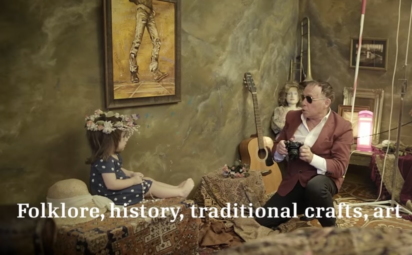Jan Saudek je hvězdou klipu, který propaguje Česko! Koho v něm fotí? Podívejte se!