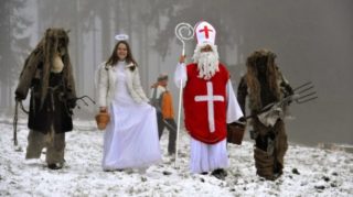 Za dětmi se chystají Mikuláš s&nbsp;čertem a&nbsp;andělem