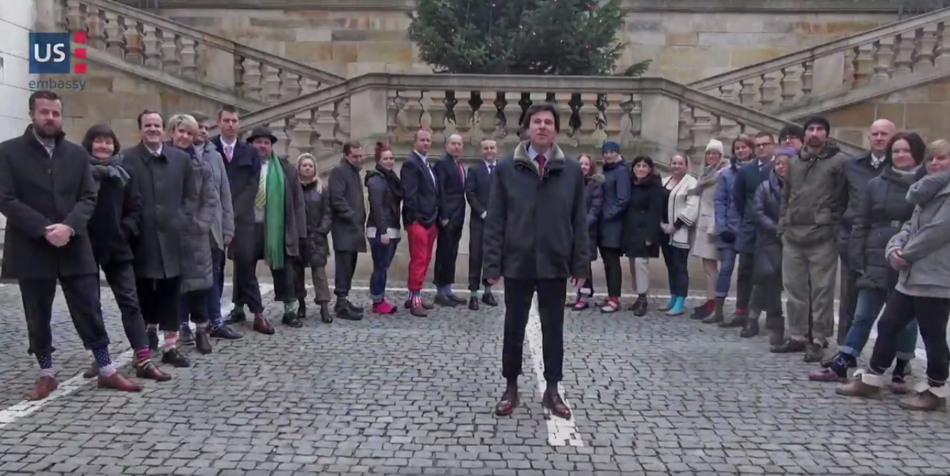 5 let od smrti Václava Havla. Ambasáda USA ho uctila krátkými kalhotami. VIDEO