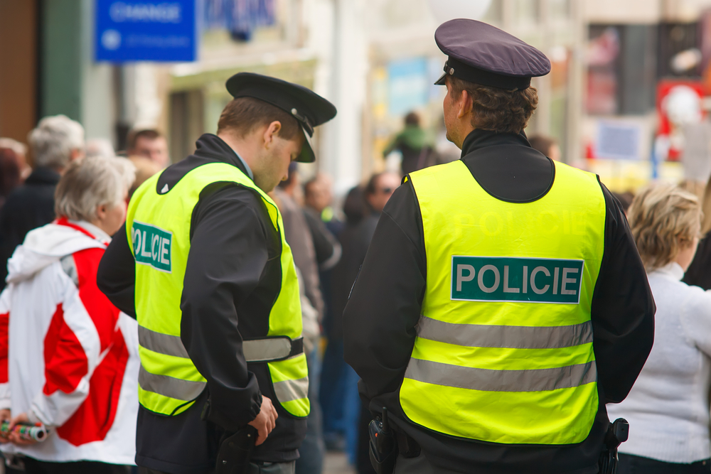 Policisté a&nbsp;hasiči si polepší. Od července dostanou přidáno!