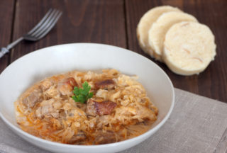 Babicovy recepty: Dršťky na&nbsp;česneku a&nbsp;segedín z&nbsp;nakládaného zelí