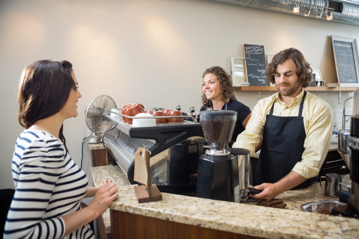 Espresso pijí snobi, kafe bez kofeinu jen šílenci, říká baristka. Co o vás vypovídá vaše oblíbená káva?