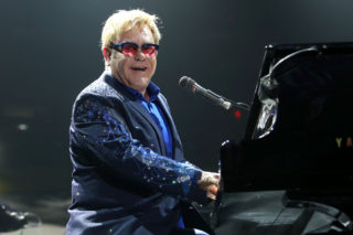 Elton John v&nbsp;ohrožení života: Kvůli nebezpečné a&nbsp;vzácné infekci skončil v&nbsp;nemocnici