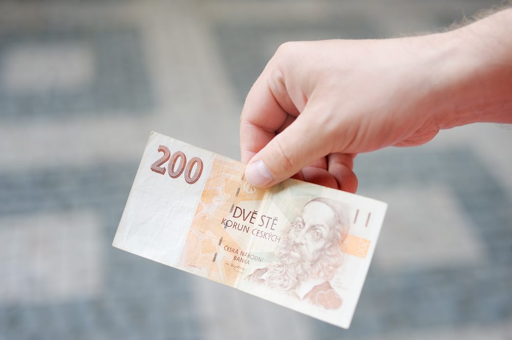 ČNB vydává nové bankovky 100 Kč a 200 Kč. Podívejte se, v čem se budou lišit
