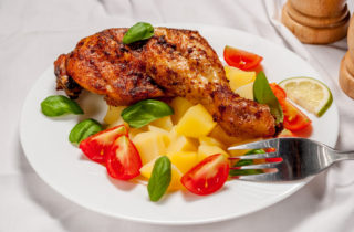 Babicovy recepty: Tyrolský knedlík a&nbsp;kuřecí stehna na&nbsp;bramborách