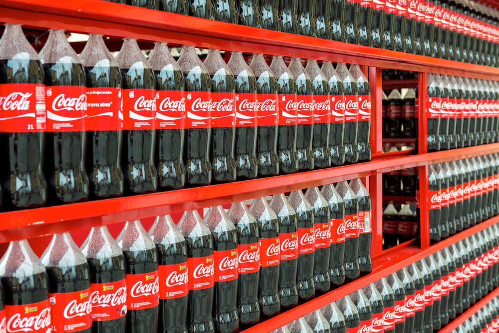 Dvoulitrovou lahev Coca-Coly si už v&nbsp;Česku nekoupíte. Čím bude nahrazena?