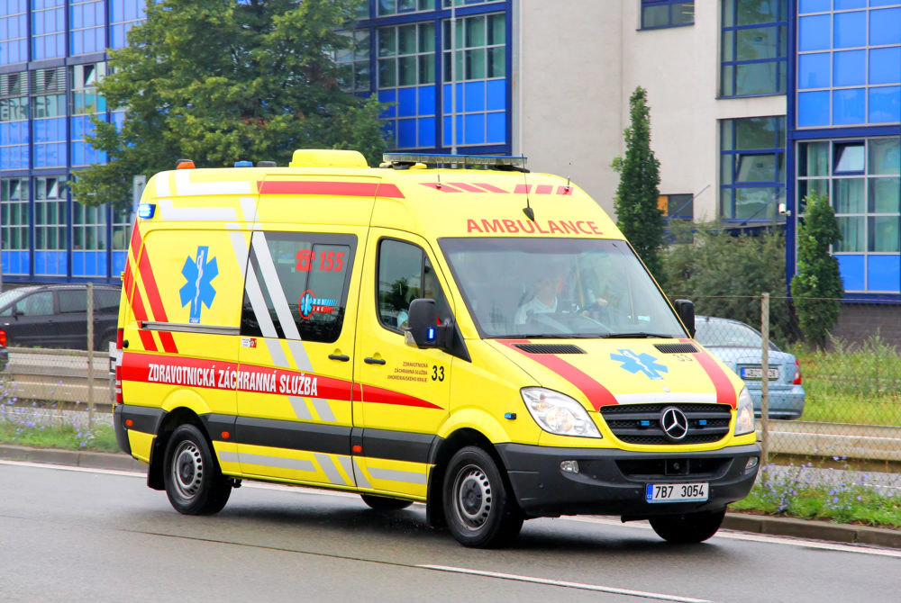 Motorkáře (19) na&nbsp;Hradecku zasáhl blesk přes přilbu! Utrpěl těžká zranění