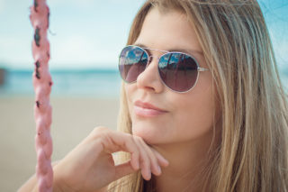 Pozor na&nbsp;levné brýle z&nbsp;Facebooku. Sociálními sítěmi se šíří podvodná kampaň na&nbsp;Ray-Ban