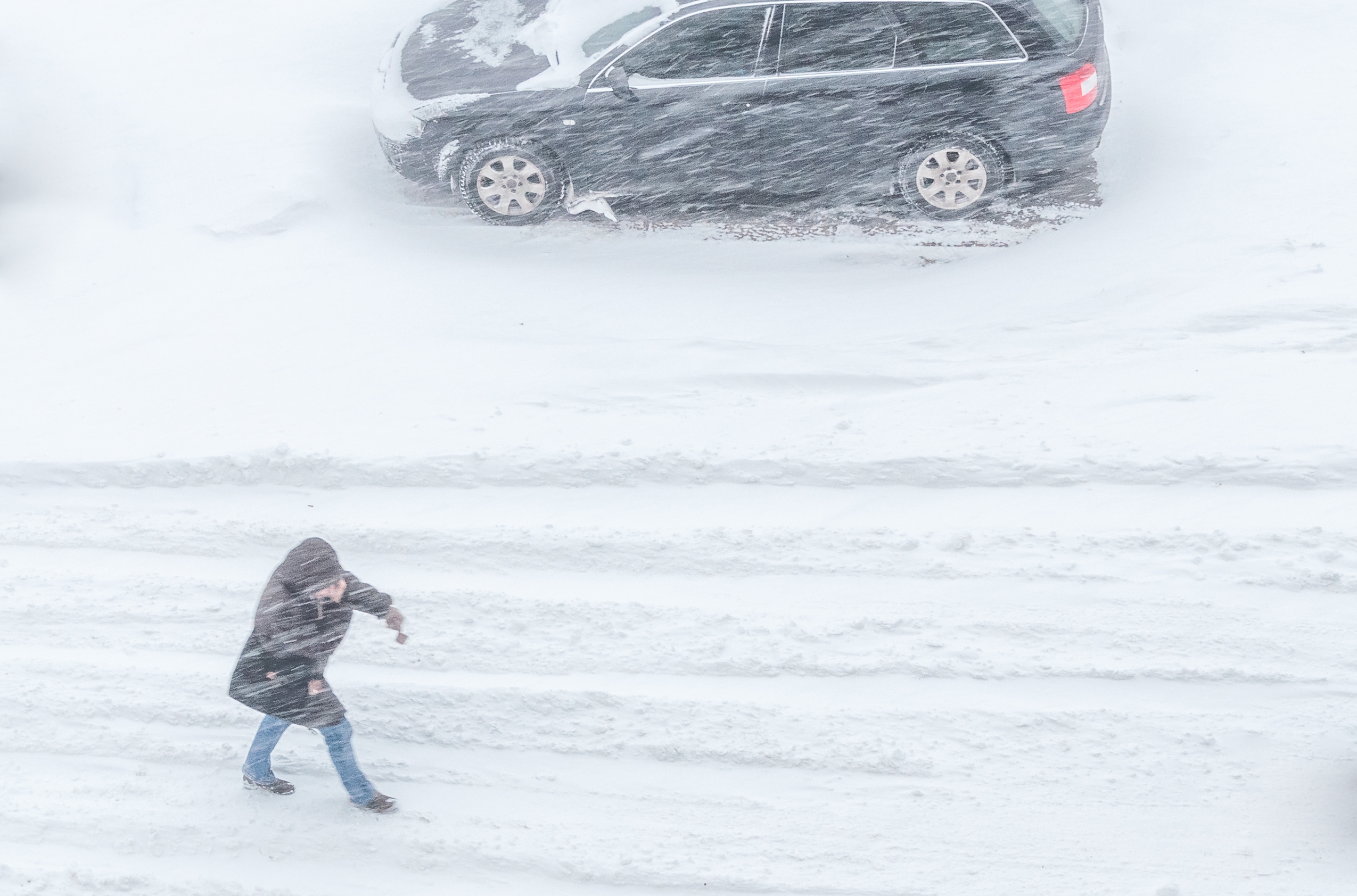 Česko zasáhne silný vítr a husté sněžení, varují meteorologové. Očekávají kalamitu na silnicích!