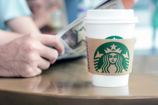 Řetězec kaváren Starbucks chce přijmout 10 tisíc uprchlíků! Rozhodnutí vyvolalo zmatek, překvapení i&nbsp;odpor