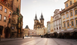 Praha umístila na&nbsp;Staroměstském náměstí betonové bloky, mají sloužit jako prevence proti teroristickým útokům