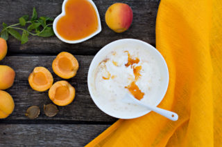 Babicovy recepty: Vepřové ocásky na&nbsp;zelenině a&nbsp;vanilkový jogurt s&nbsp;meruňkami