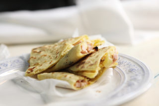 Babicovy recepty: Bramborové kapsy a&nbsp;zelený křest s&nbsp;kaparovou omáčkou