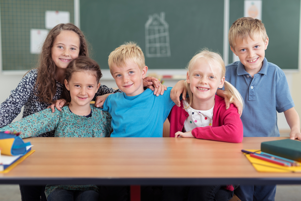 Začínají zápisy dětí do prvních tříd. Podle odhadů jich letos přijde o&nbsp;tisíce méně