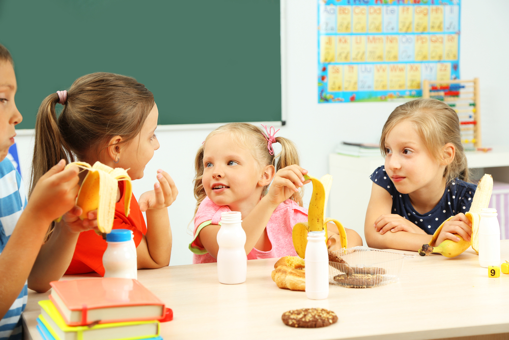 Zdravé snídaně a&nbsp;svačiny předchází obezitě dětí, říkají výživoví poradci