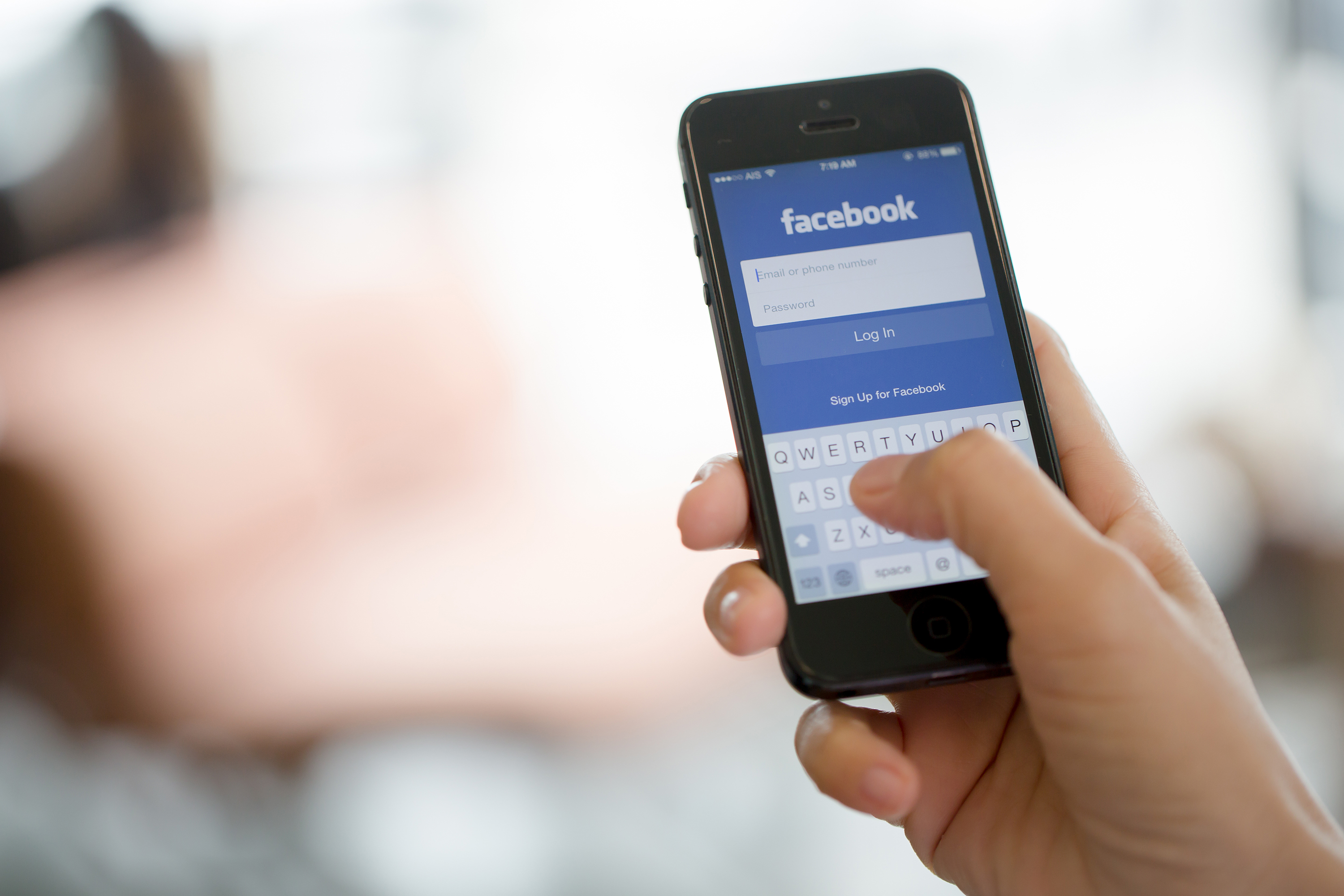 Láska na první lajk? Žena odpověděla muži na Facebooku, za šest dní se vzali