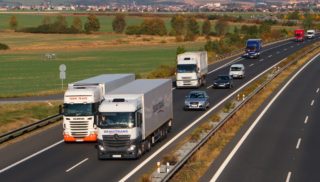 Ťok zvažuje zavedení zákazu předjíždění pro&nbsp;kamiony na&nbsp;dálnici