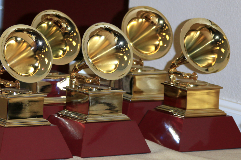 Hudební ceny Grammy ovládl Bruno Mars, posmrtně získal ocenění Leonard Cohen
