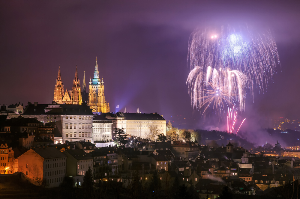 V Praze i dalších městech v pondělí přivítají nový rok ohňostrojem. PŘEHLED