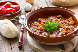 Babicovy recepty: Srnčí guláš, mandlovo-rybízový koláč