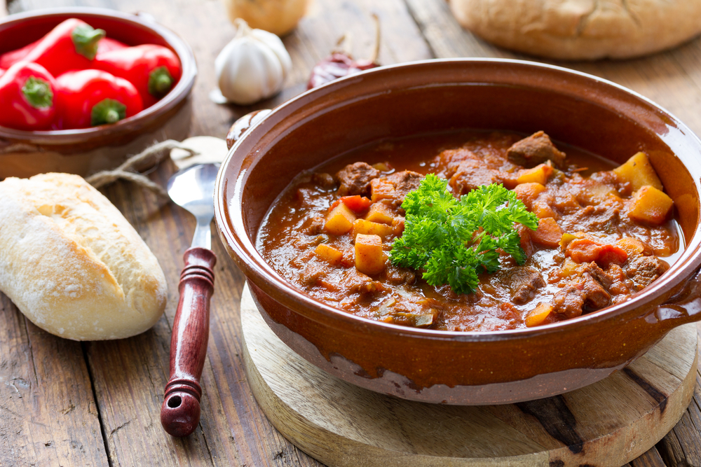 Babicovy recepty: Srnčí guláš, mandlovo-rybízový koláč