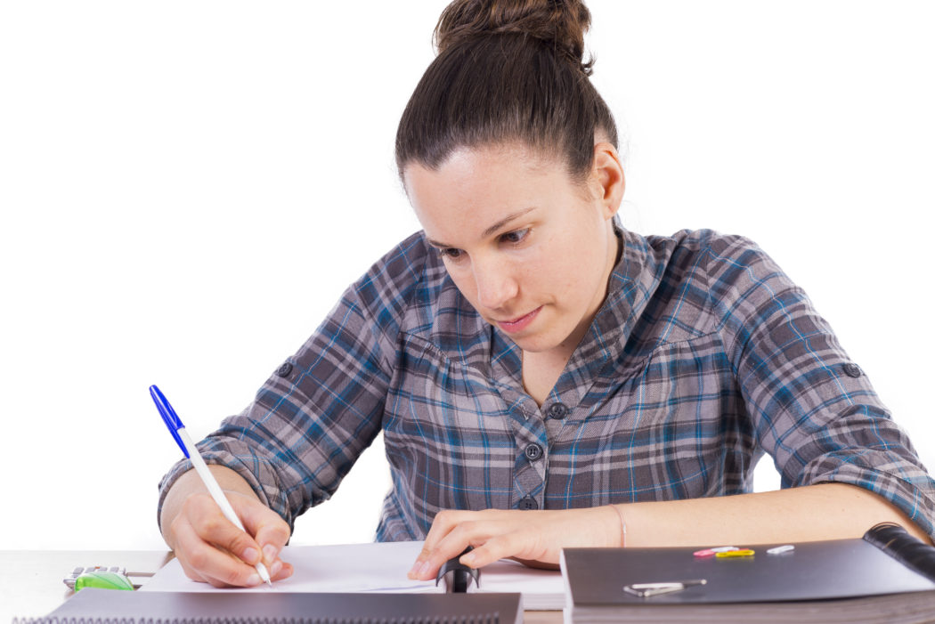 Kam schovat tahák? Dívka přišla na&nbsp;perfektní skrýš. Učitel neměl šanci!