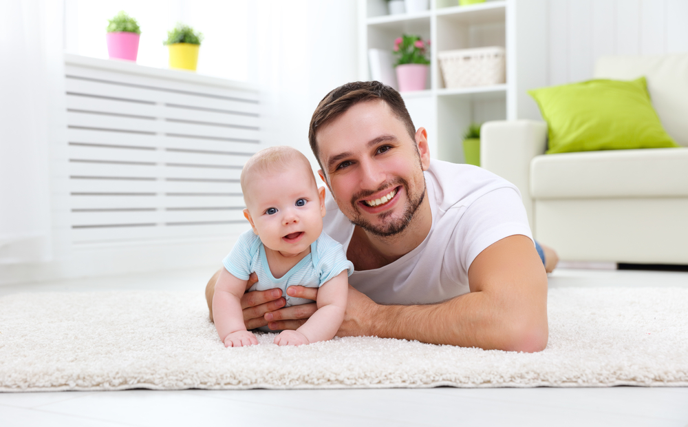 Dobrá zpráva pro tatínky! Získají otcovskou dovolenou po narození dítěte, kývla Sněmovna