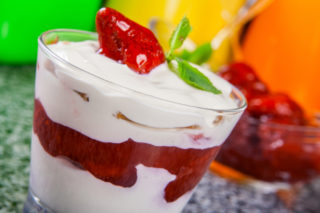 Babicovy recepty: Roštěnky na&nbsp;rajčatech a&nbsp;jogurtový krém s&nbsp;jahodami