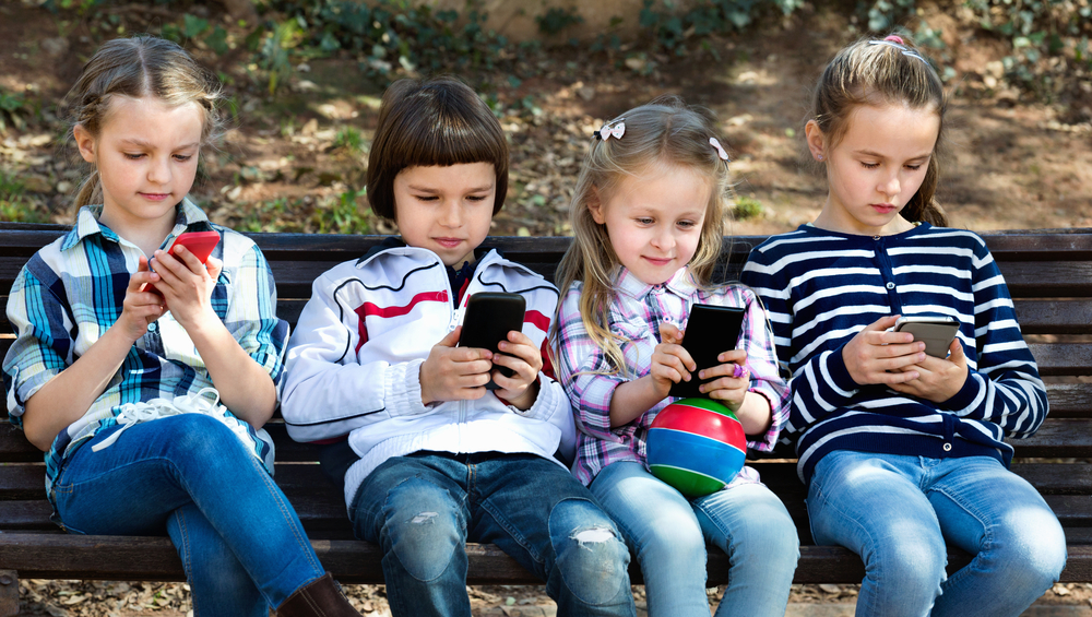 Mobily na&nbsp;letním táboře: ANO, nebo NE? Na&nbsp;pětině z&nbsp;nich telefony zakazují. ANKETA