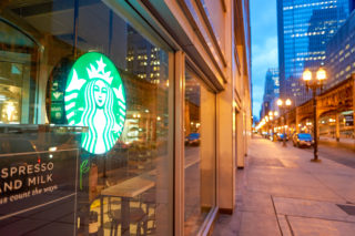 Při střelbě v&nbsp;kavárně Starbucks v&nbsp;Chicagu zemřel jeden člověk