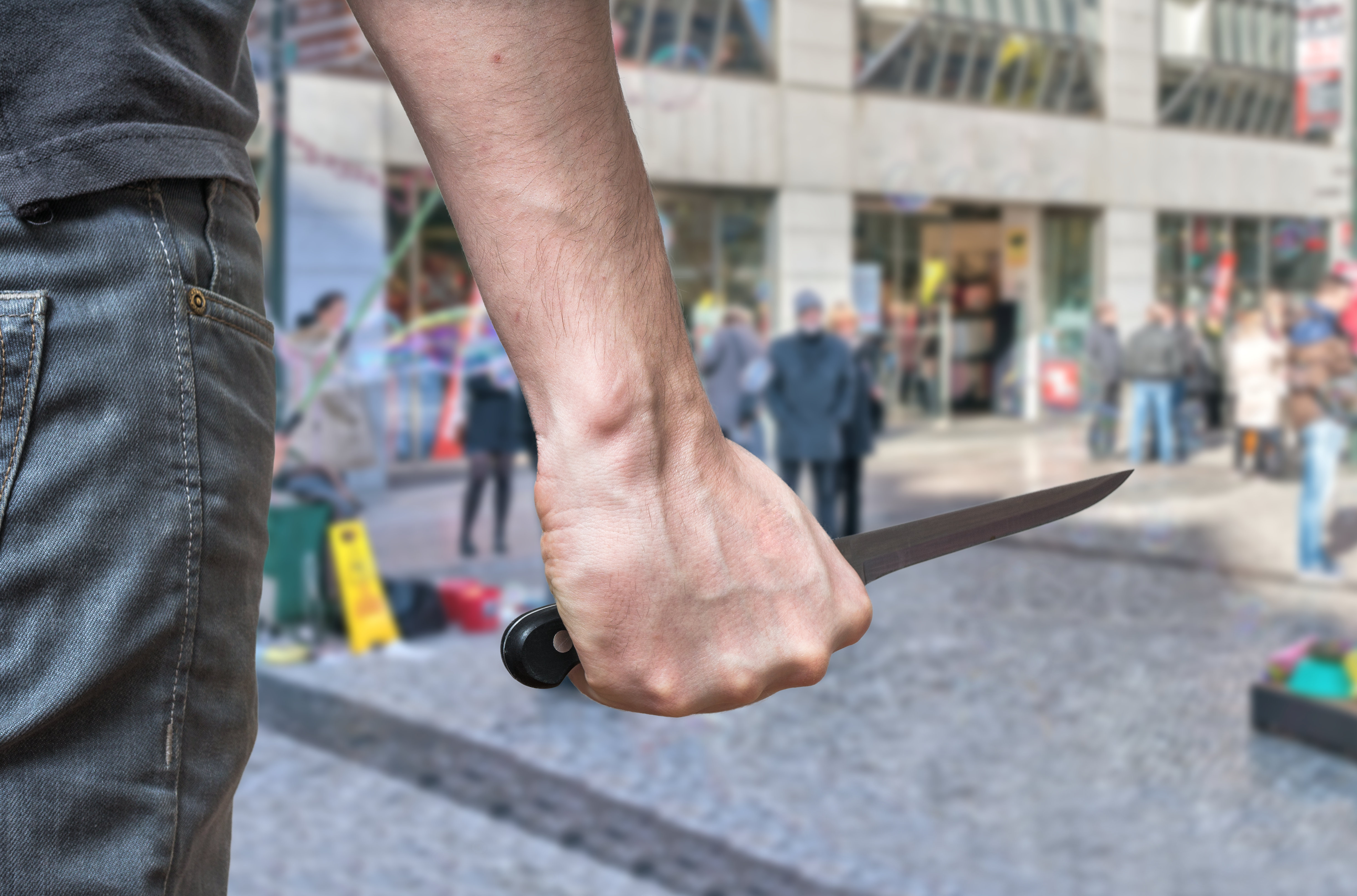 Neznámý útočník ve Stockholmu bodl policistu zezadu do krku