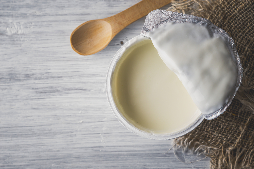 Bílý jogurt jako lékař v&nbsp;kelímku. 7 blahodárných účinků, které má na&nbsp;náš organismus