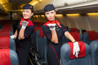 Vyhněte se kole a&nbsp;teplým nápojům. Letušky prozradily, co byste si neměli objednávat v&nbsp;letadle