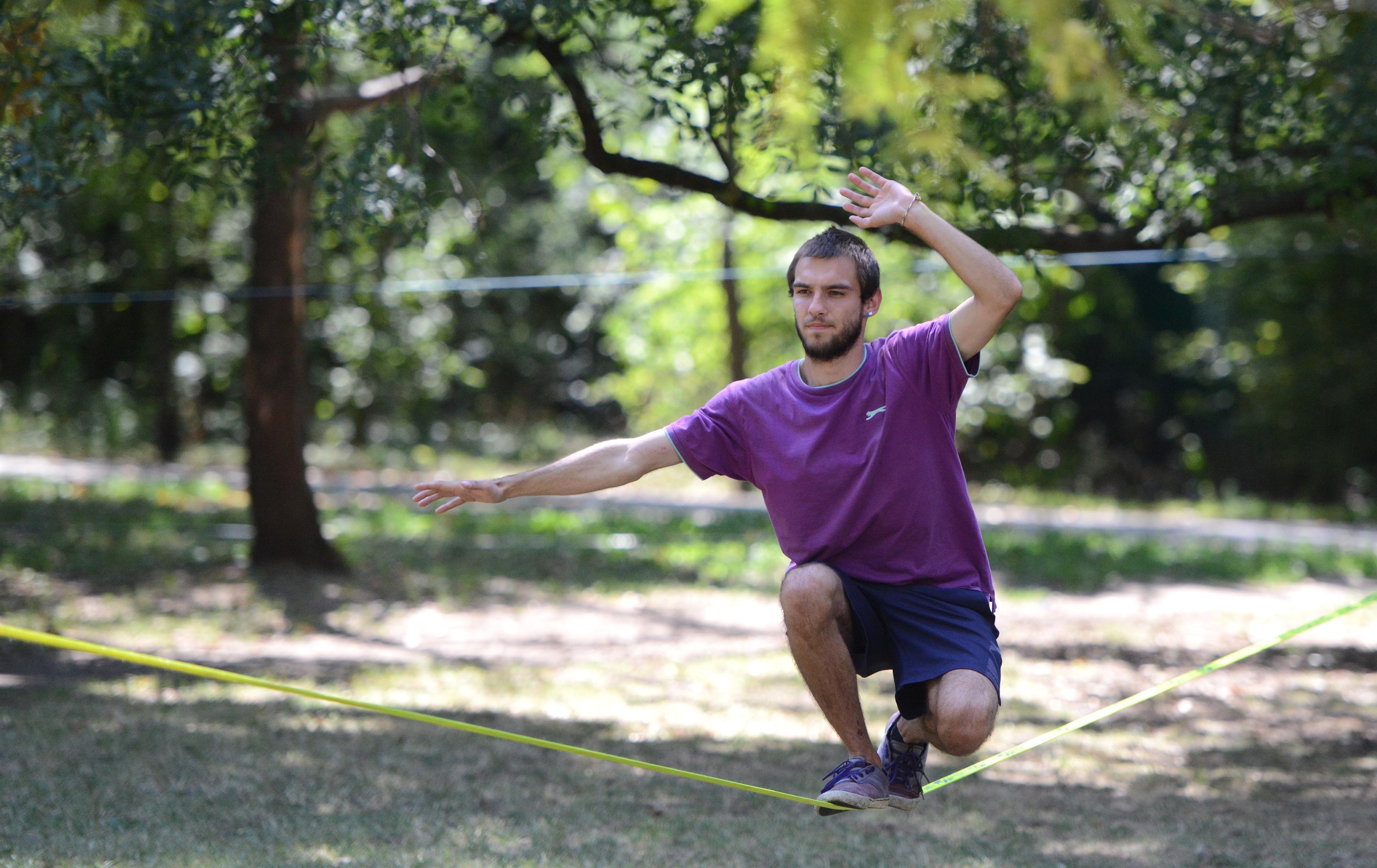 NOVÝ TREND: Slackline! Tento levný sport je u Čechů stále populárnější
