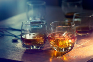Nejdražší sklenka alkoholu: Muž za vzácnou whisky zaplatil skoro čtvrt MILIONU, šlo o&nbsp;padělek
