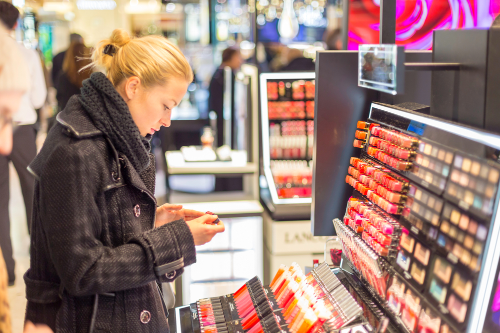 Téměř polovina Čechů nakupuje kosmetiku jen ve slevě