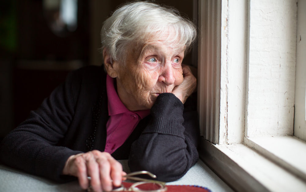 Šťastný konec: Babička omylem vyklepala spolu s&nbsp;povlečením z&nbsp;okna peníze, policie našla polovinu